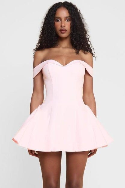 Vestido de cóctel bustier con volantes en contraste