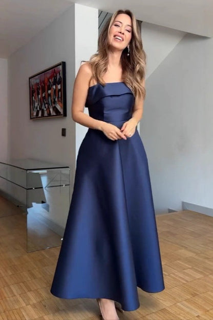 Elegante vestido de noche vintage de satén liso