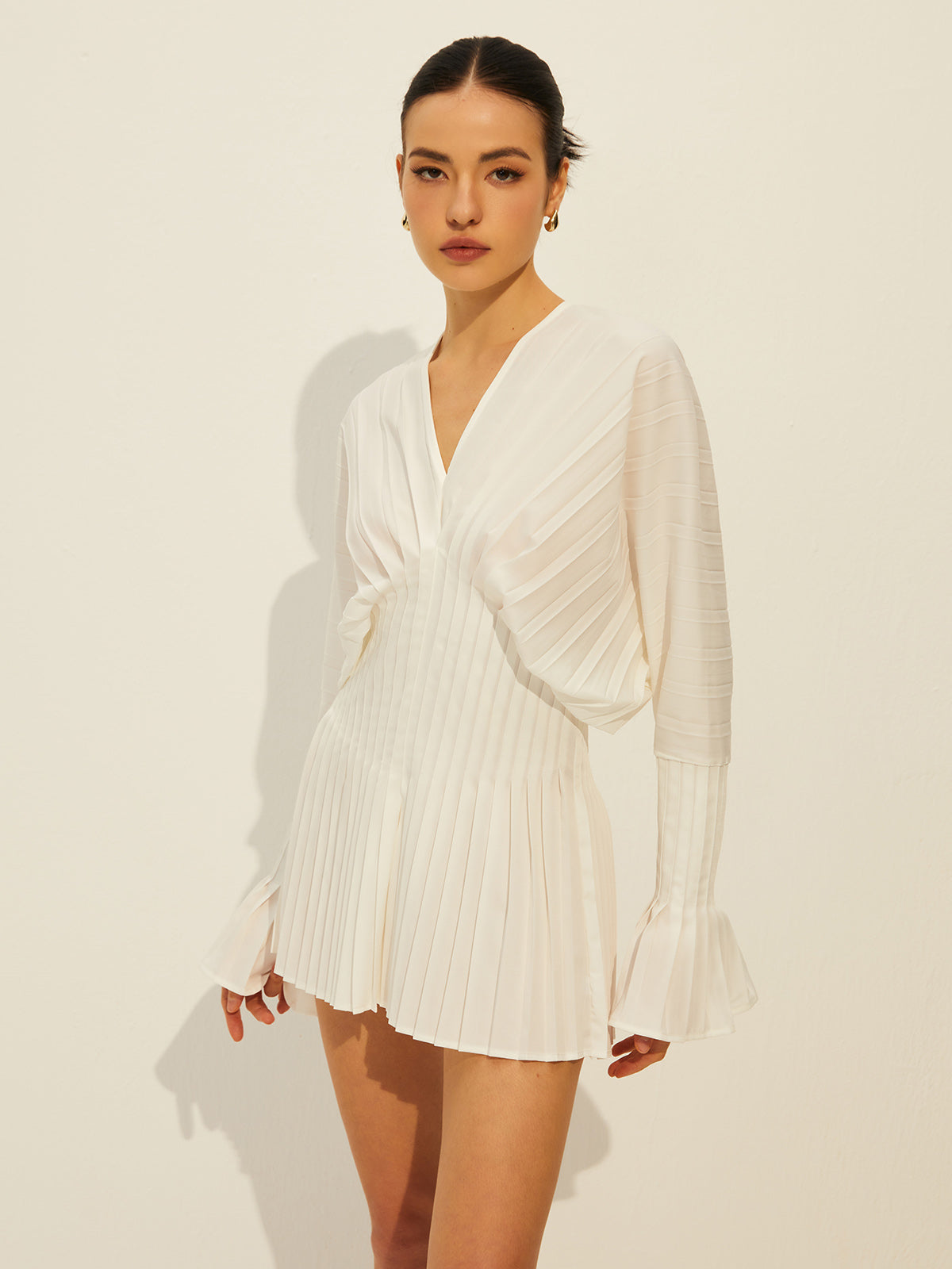 Vestido plisado de manga larga con cuello en V