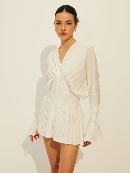 Vestido plisado de manga larga con cuello en V