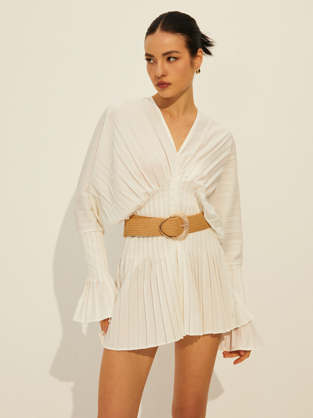 Vestido plisado de manga larga con cuello en V