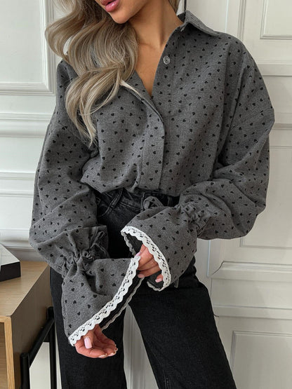 Camisa abotonada con estampado de corazones para mujer