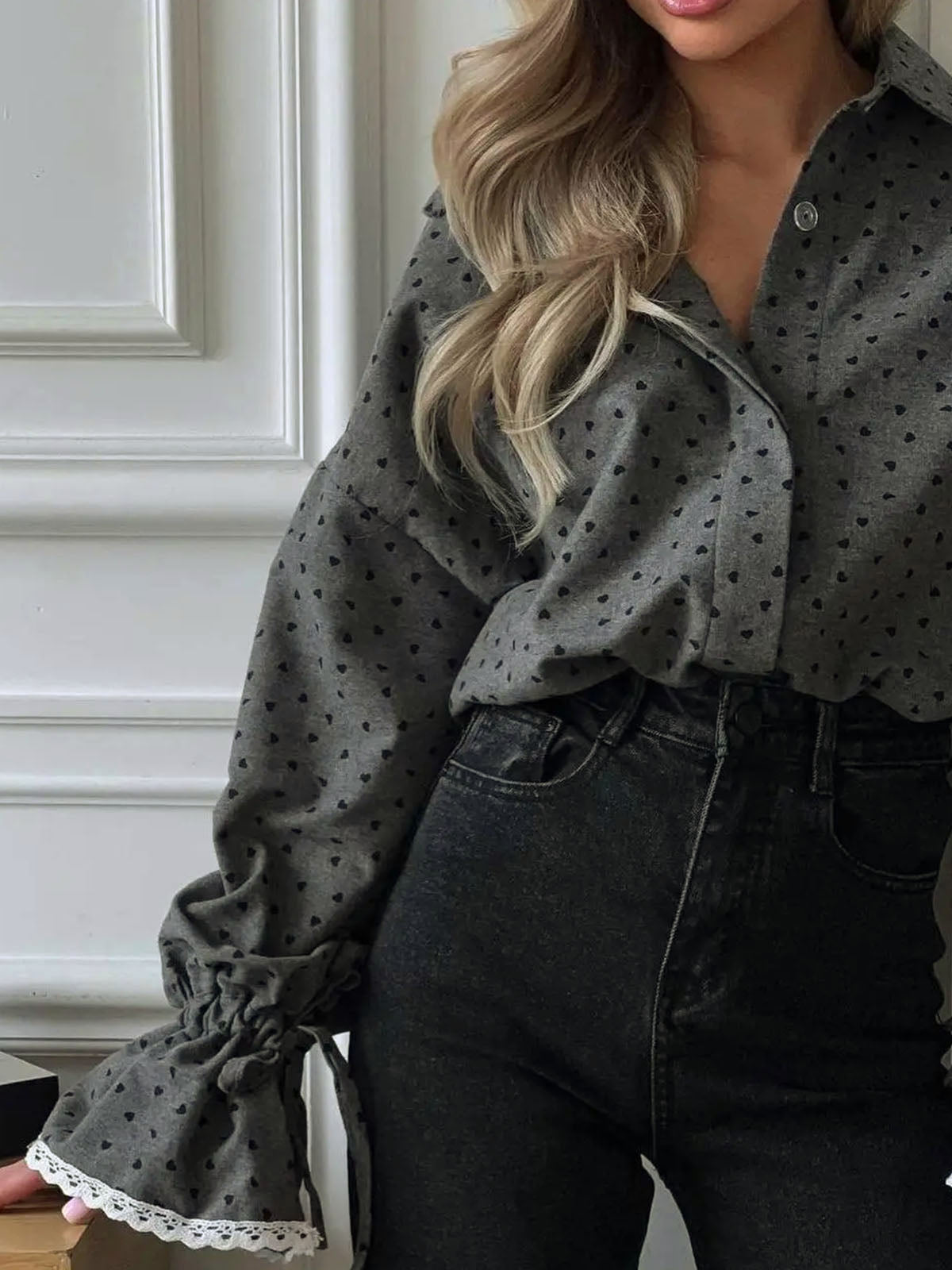 Camisa abotonada con estampado de corazones para mujer