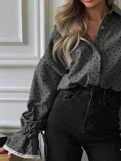 Camisa abotonada con estampado de corazones para mujer