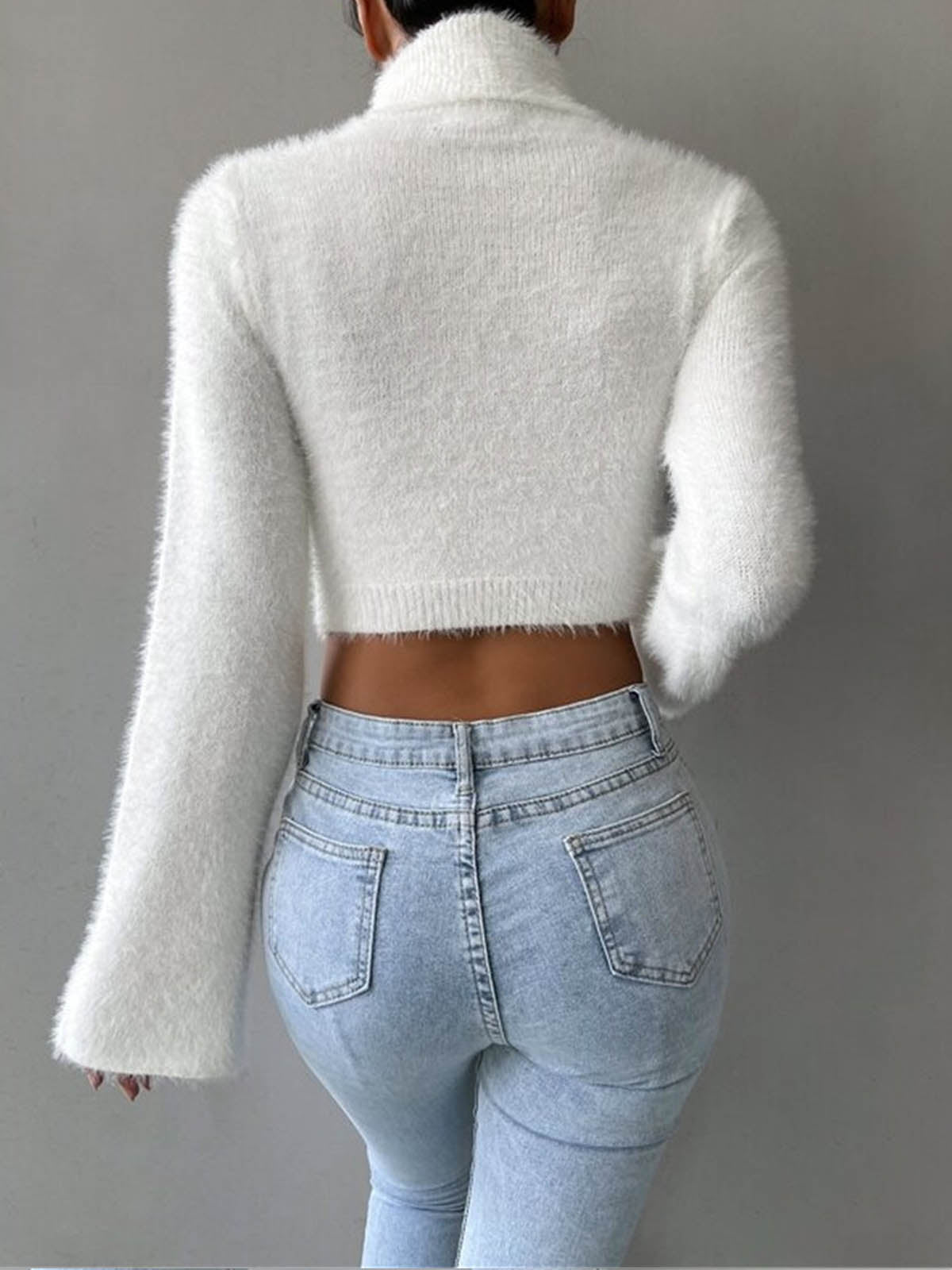 Top de punto corto difuso con cuello alto