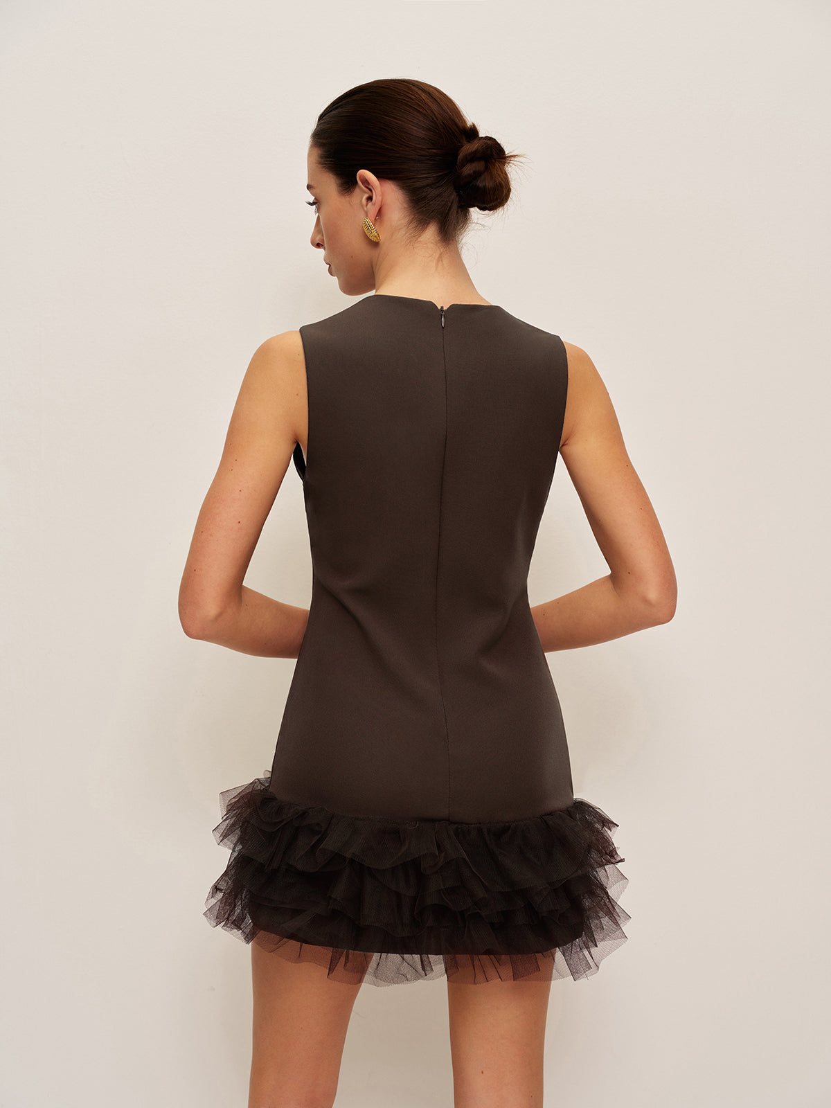Vestido sin mangas con bajo con volantes