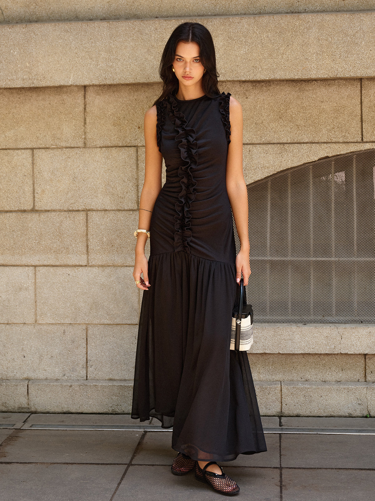 Vestido largo con detalle de volantes y fruncido frontal