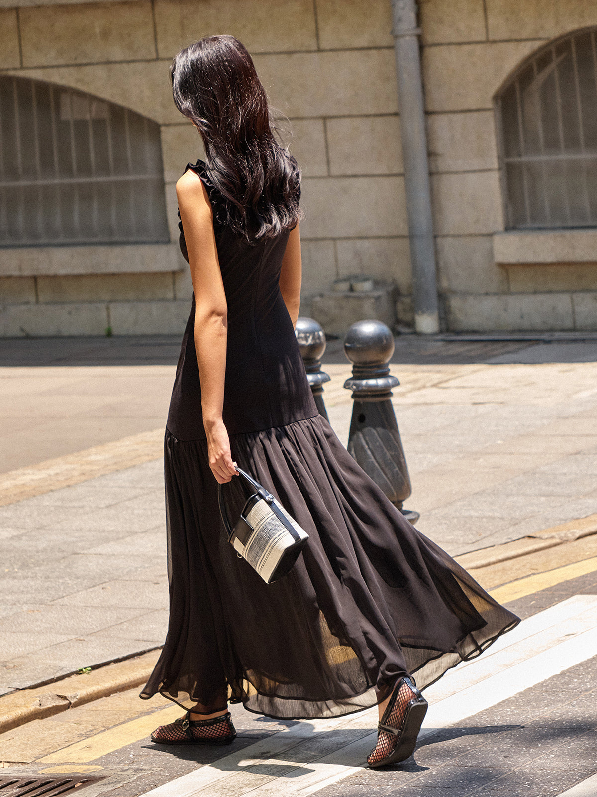 Vestido largo con detalle de volantes y fruncido frontal