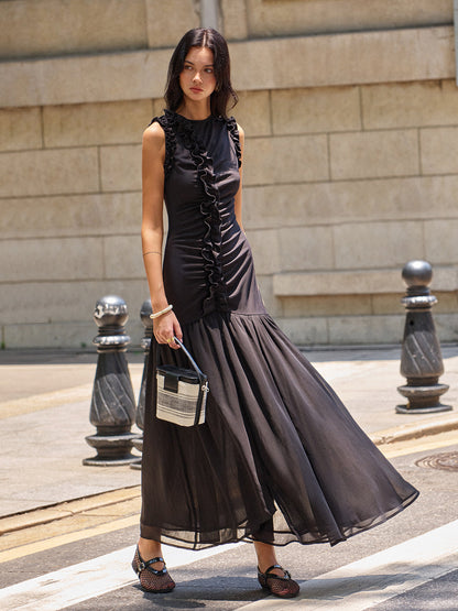 Vestido largo con detalle de volantes y fruncido frontal