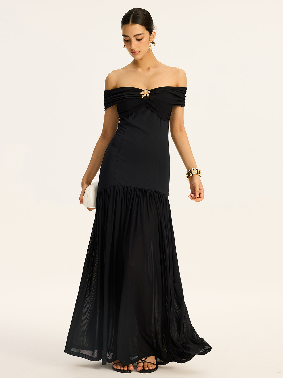 Vestido maxi semitransparente con hombros descubiertos, fruncidos y paneles de malla