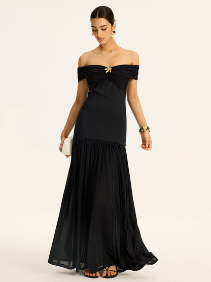Vestido maxi semitransparente con hombros descubiertos, fruncidos y paneles de malla