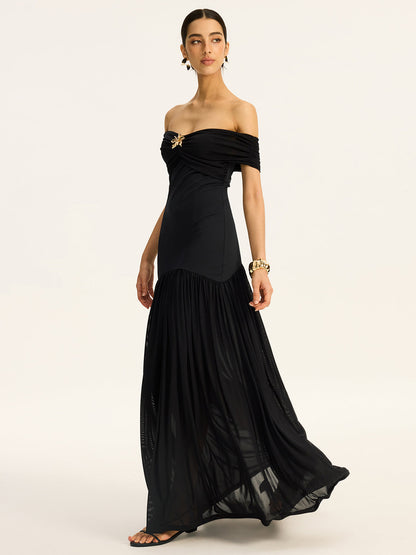 Vestido maxi semitransparente con hombros descubiertos, fruncidos y paneles de malla