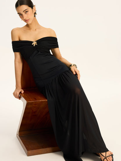 Vestido maxi semitransparente con hombros descubiertos, fruncidos y paneles de malla