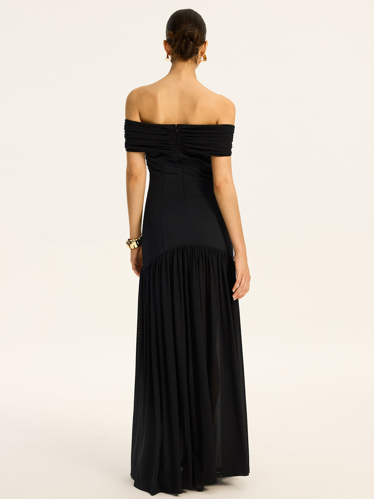 Vestido maxi semitransparente con hombros descubiertos, fruncidos y paneles de malla