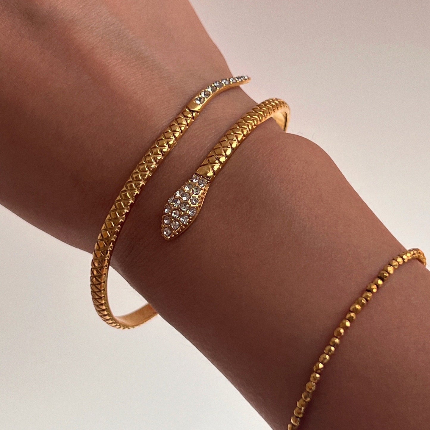 Pulsera abierta de serpiente de circonita de acero titanio chapado en oro de 18 quilates