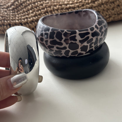 Brazalete Ancho Ovalado de Resina con Estampado de Leopardo