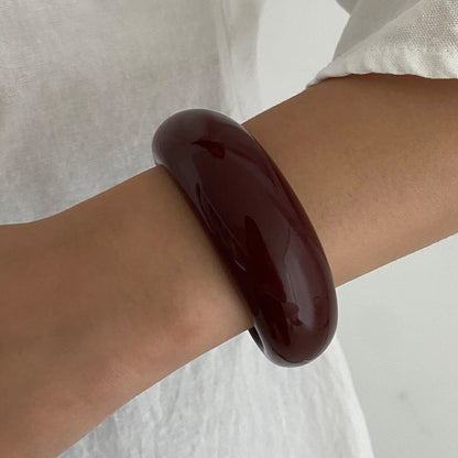 Pulsera lisa ancha de lámina dorada con teñido anudado