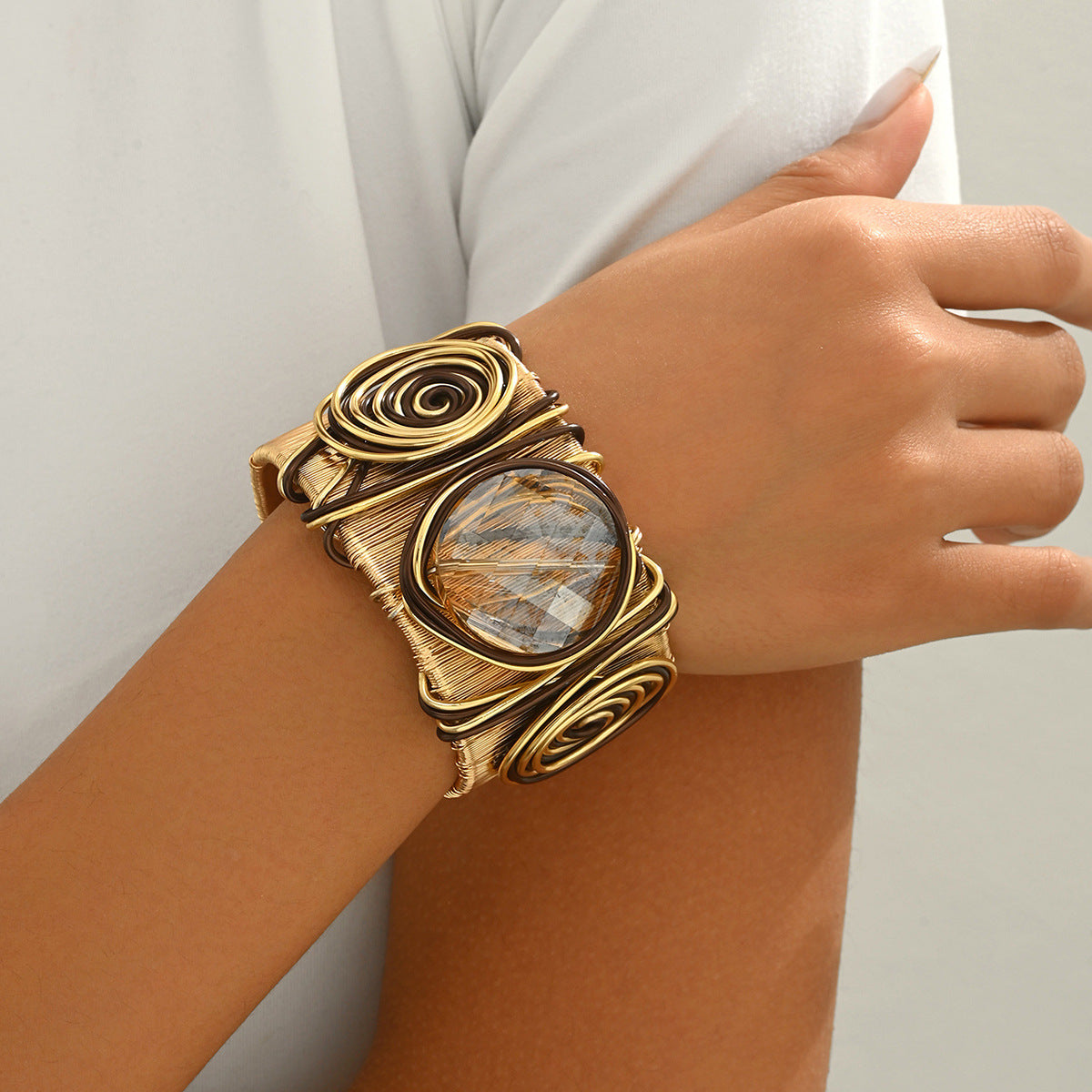 Pulsera abierta de hilo con gema redonda retorcida