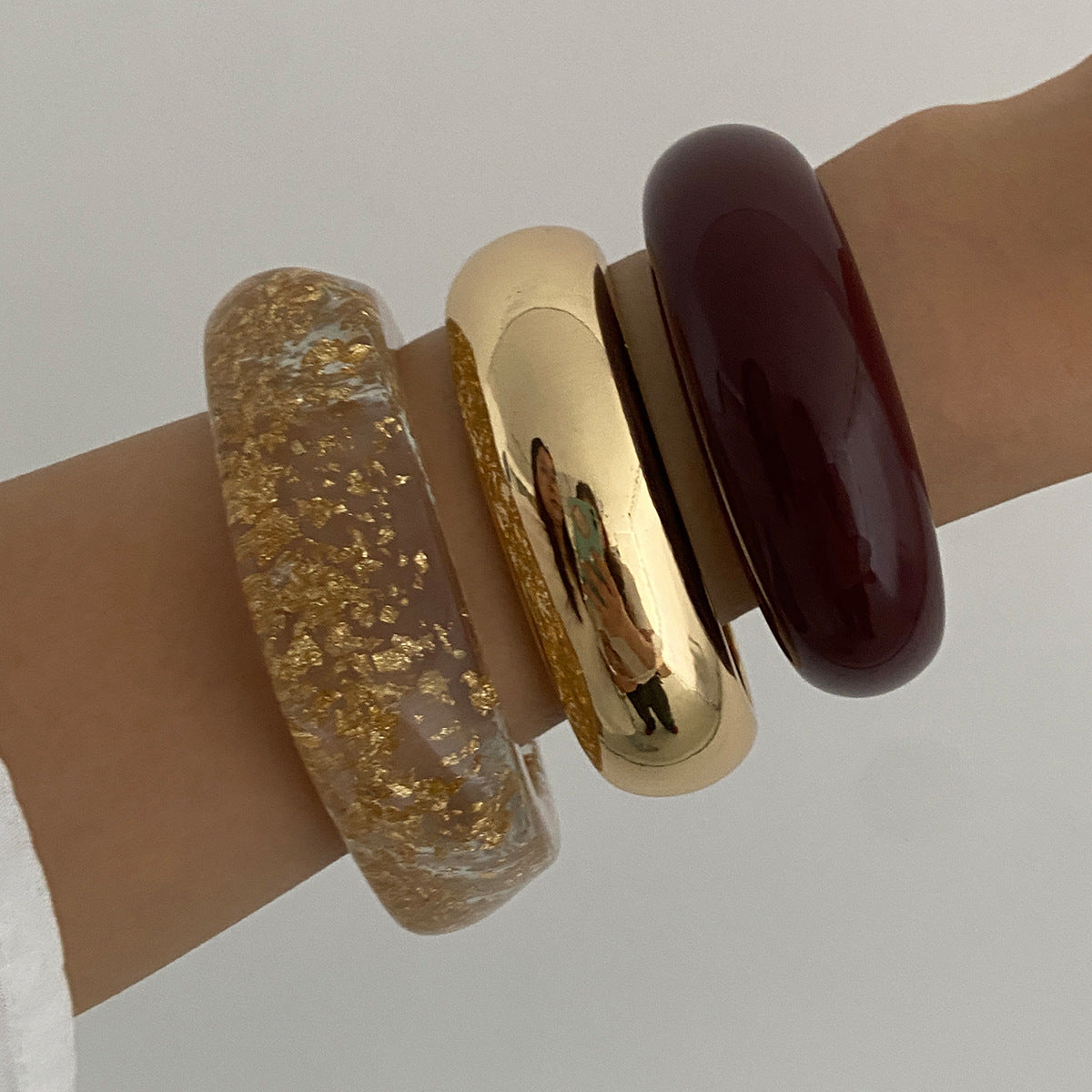 Pulsera lisa ancha de lámina dorada con teñido anudado