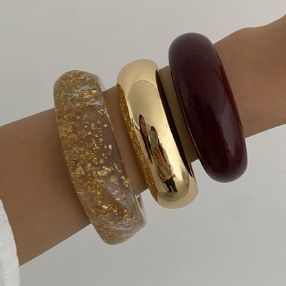 Pulsera lisa ancha de lámina dorada con teñido anudado