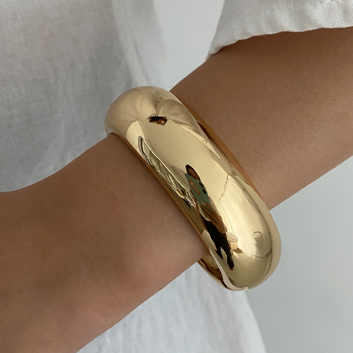 Pulsera lisa ancha de lámina dorada con teñido anudado