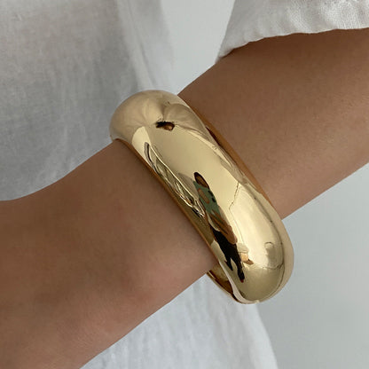 Pulsera lisa ancha de lámina dorada con teñido anudado