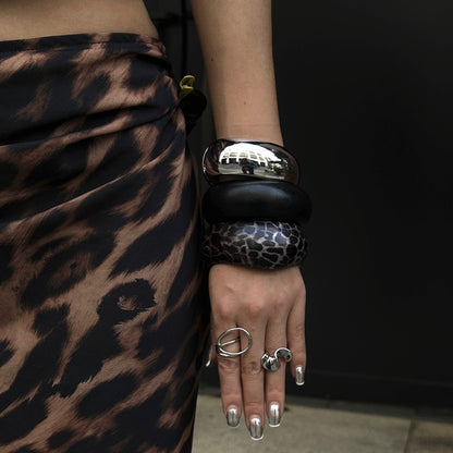 Brazalete Ancho Ovalado de Resina con Estampado de Leopardo