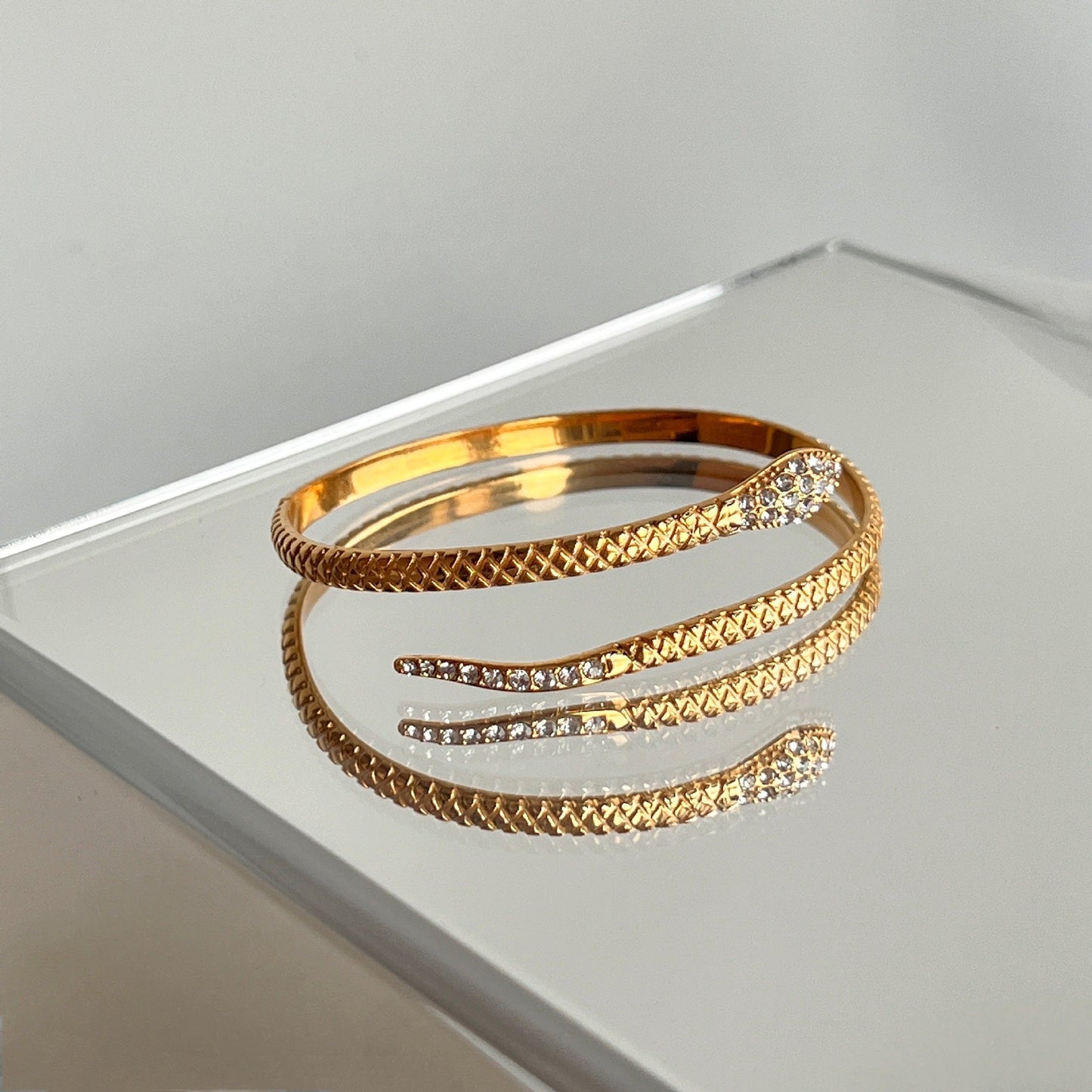 Pulsera abierta de serpiente de circonita de acero titanio chapado en oro de 18 quilates