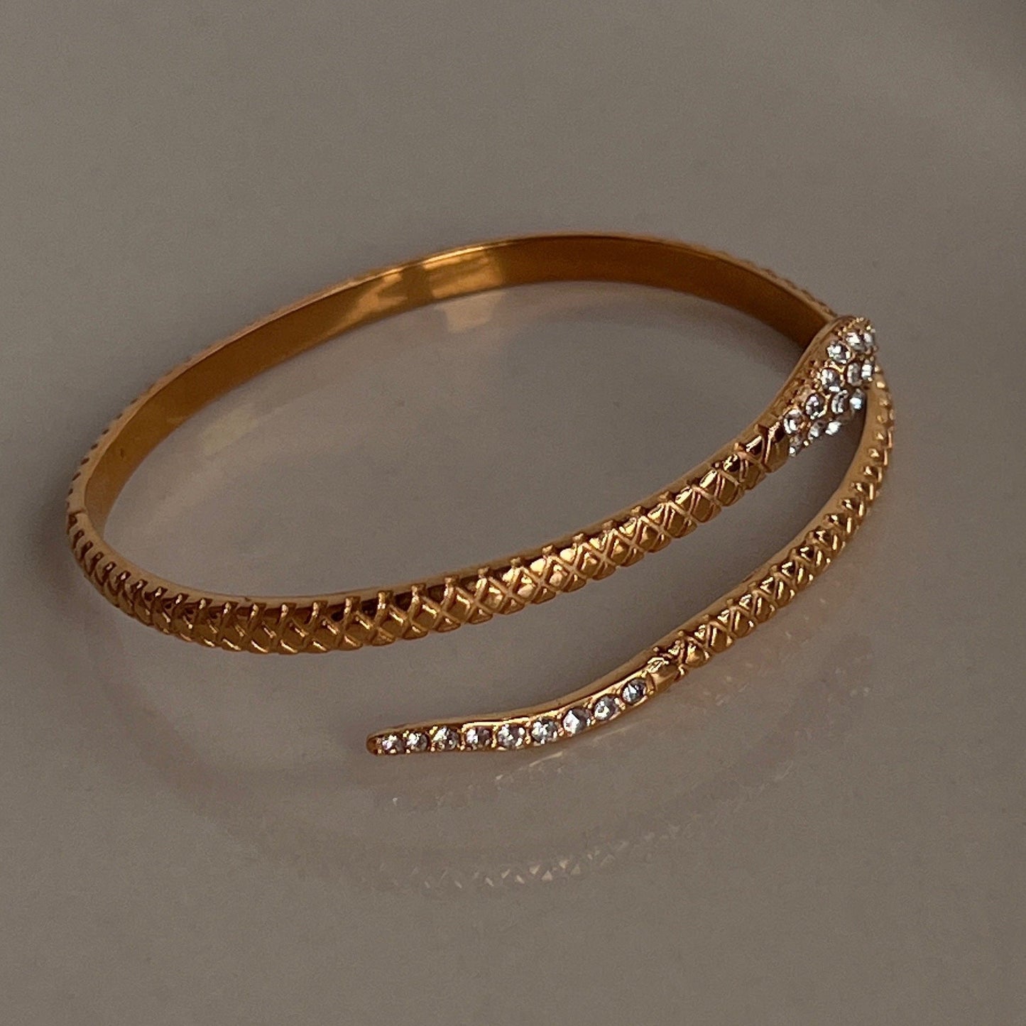 Pulsera abierta de serpiente de circonita de acero titanio chapado en oro de 18 quilates