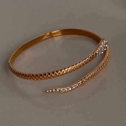 Pulsera abierta de serpiente de circonita de acero titanio chapado en oro de 18 quilates