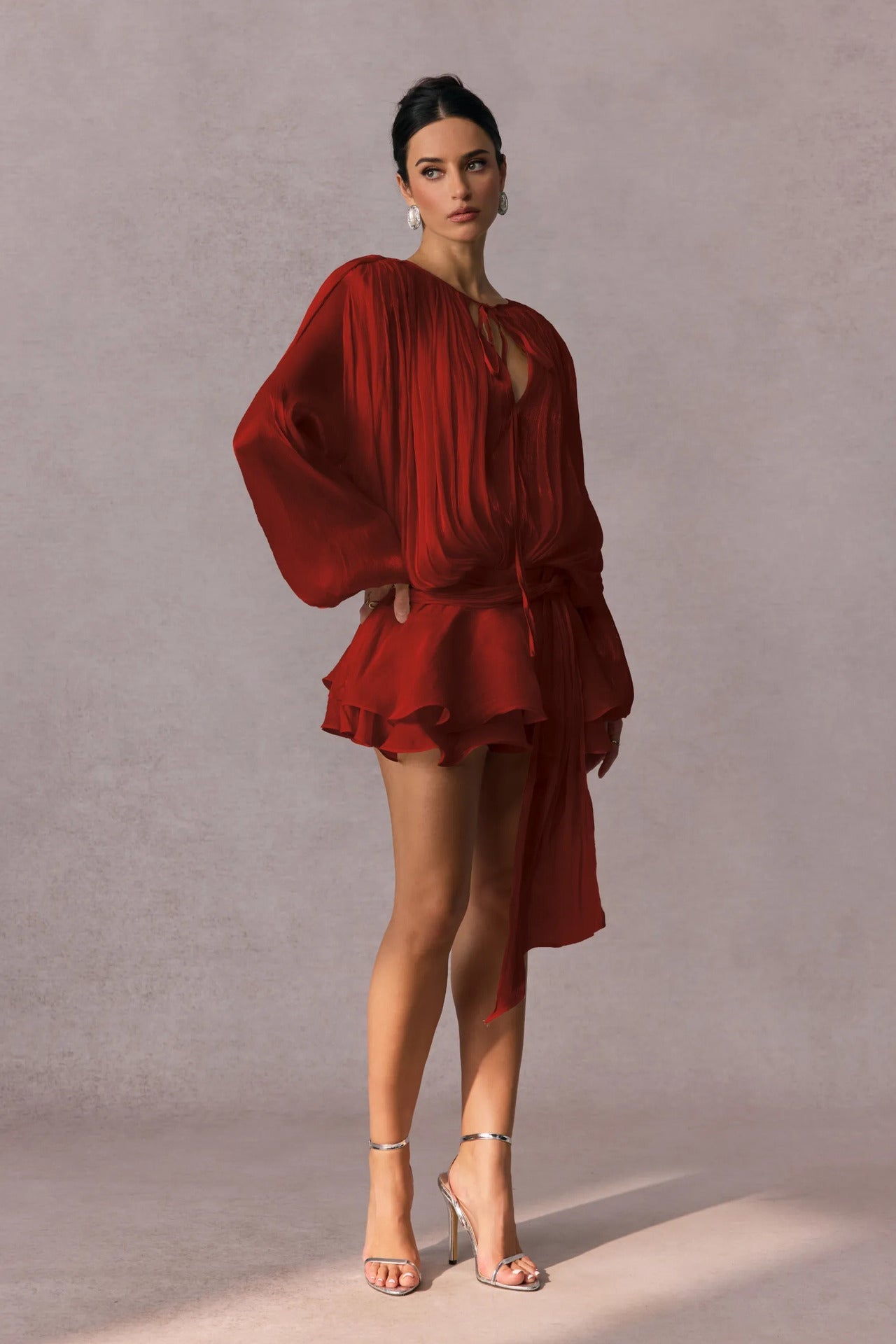 Minivestido ceñido con frunces, aberturas y fajín elegante