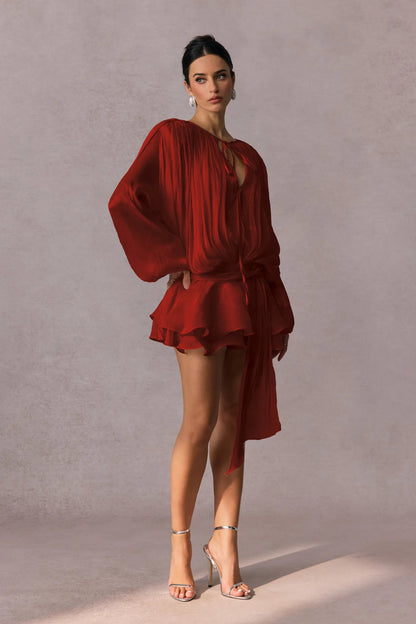 Minivestido ceñido con frunces, aberturas y fajín elegante