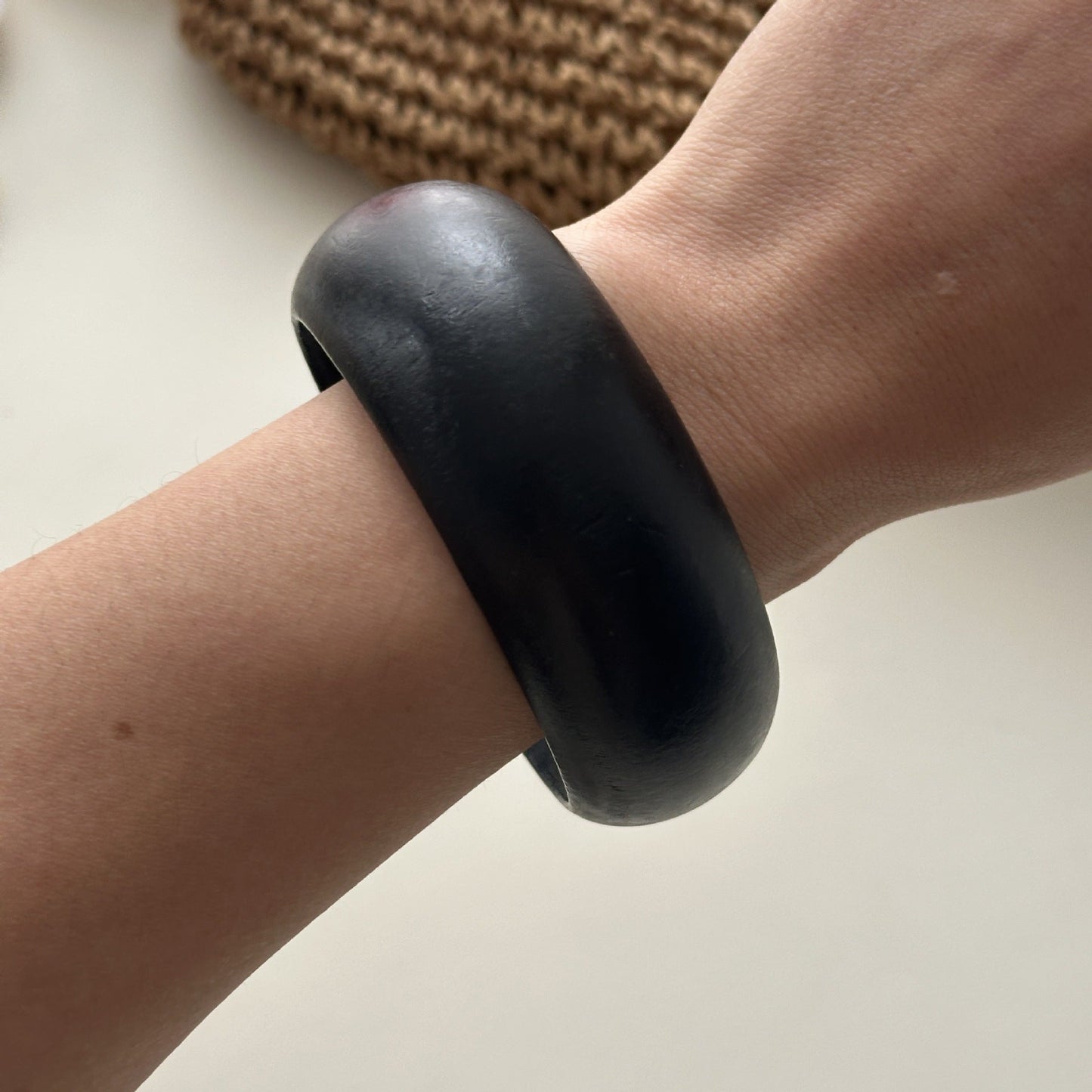 Brazalete Ancho Ovalado de Resina con Estampado de Leopardo