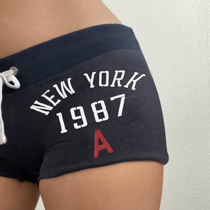 Pantalones cortos con estampado de números y bloques de color, estilo deportivo informal