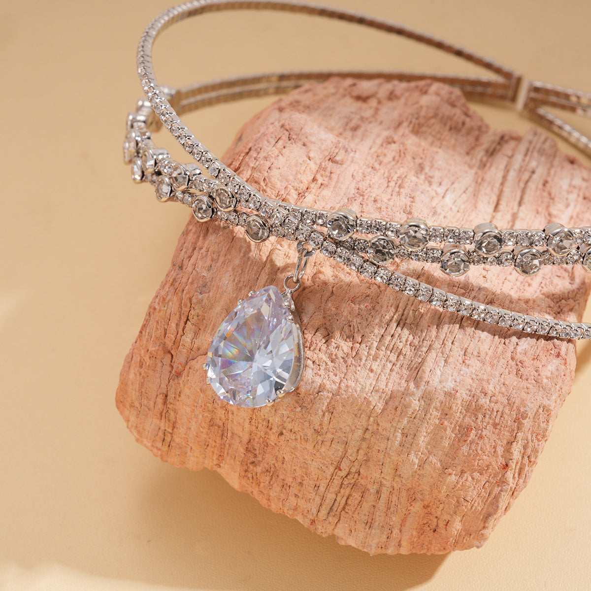 Collar de doble capa con diamantes de imitación de circonita en forma de gota y diseño entrecruzado