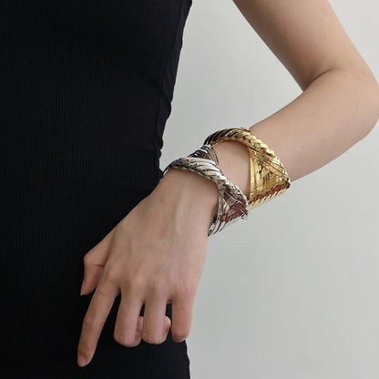Pulsera abierta irregular con cruce de metal