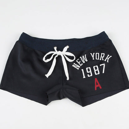 Pantalones cortos con estampado de números y bloques de color, estilo deportivo informal