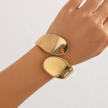 Pulsera ancha de estilo punk irregular