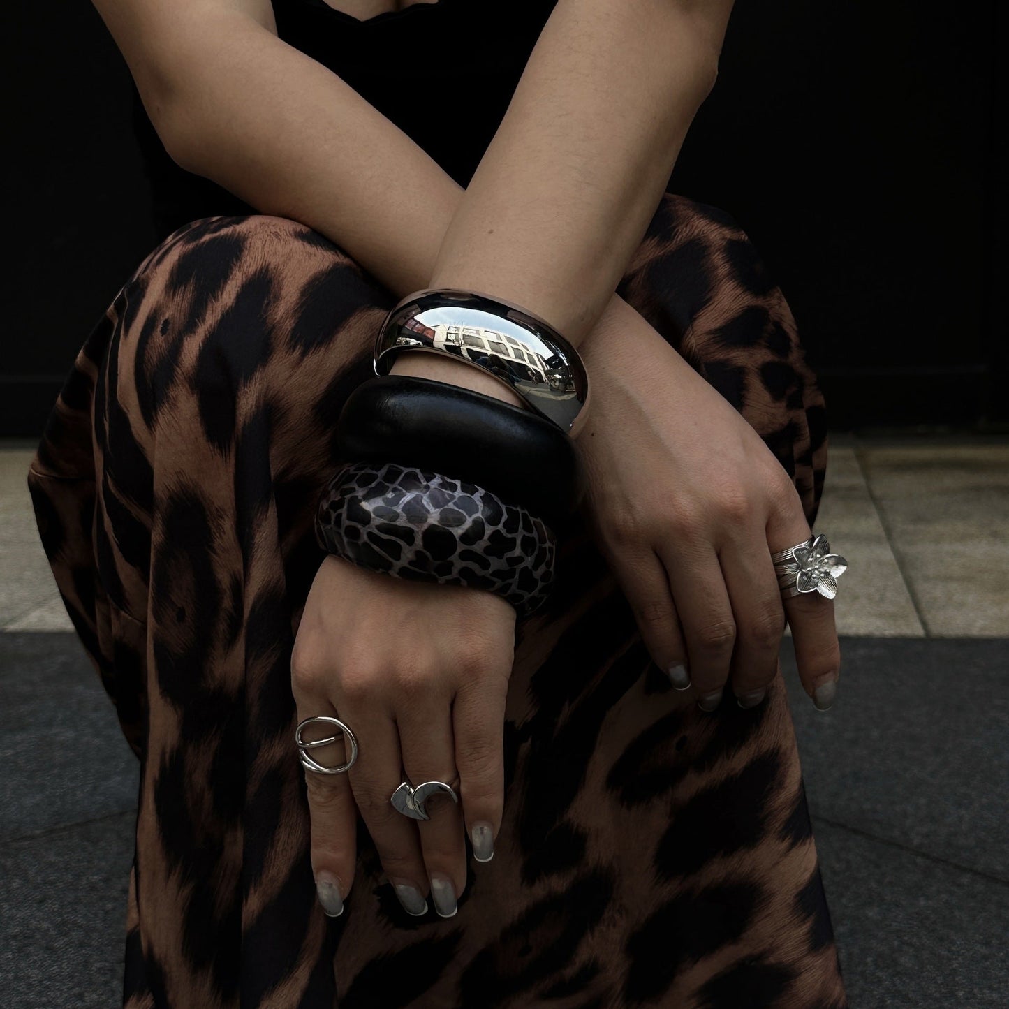 Brazalete Ancho Ovalado de Resina con Estampado de Leopardo