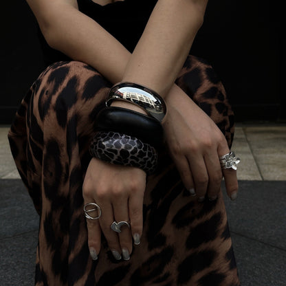 Brazalete Ancho Ovalado de Resina con Estampado de Leopardo
