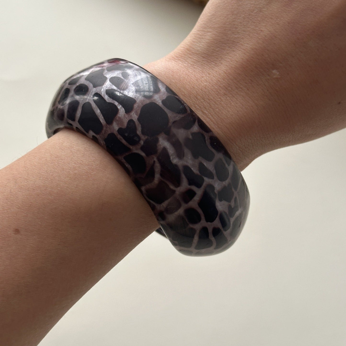Brazalete Ancho Ovalado de Resina con Estampado de Leopardo
