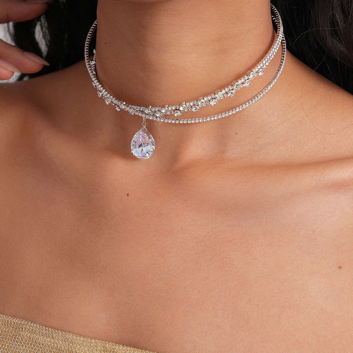 Collar de doble capa con diamantes de imitación de circonita en forma de gota y diseño entrecruzado