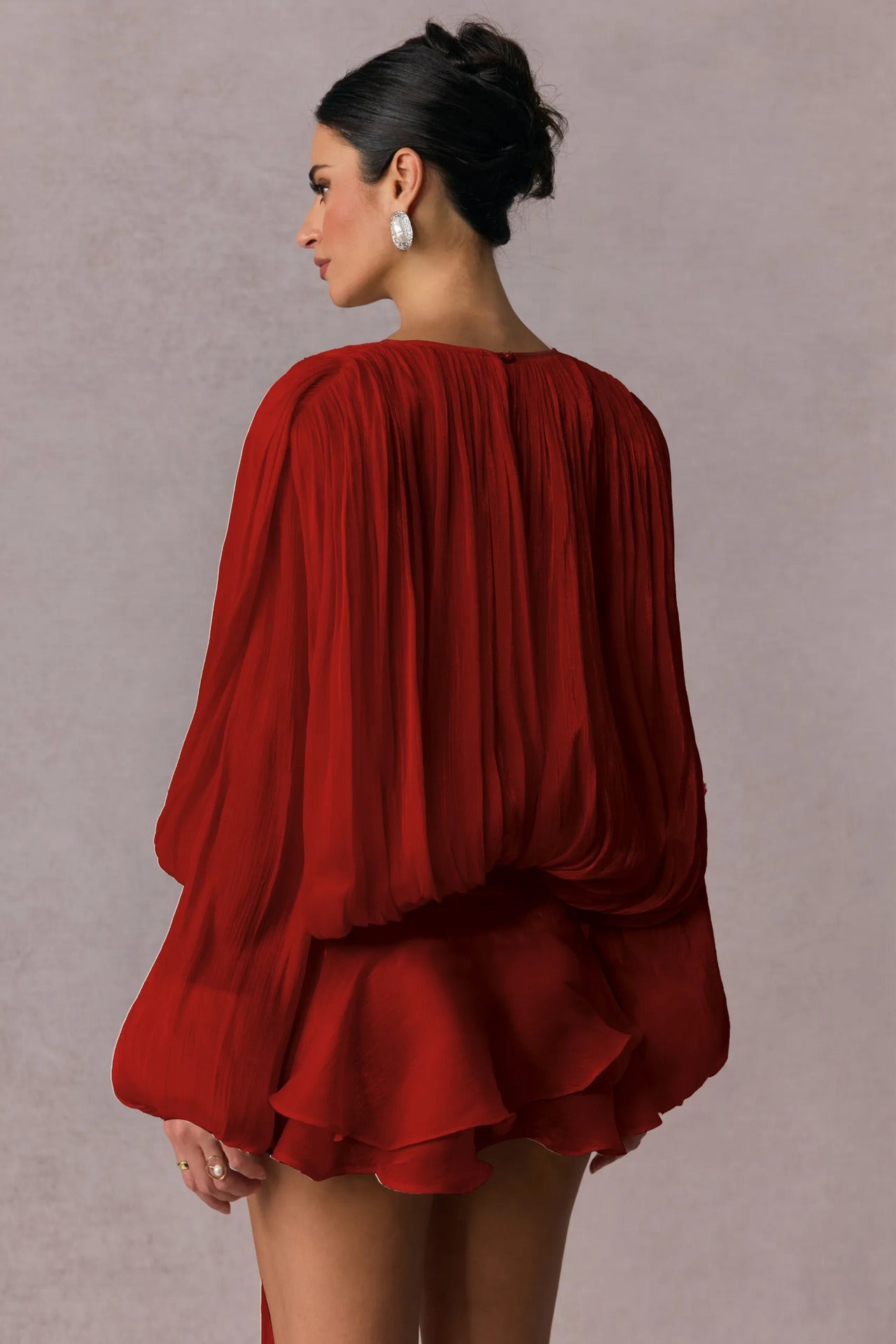 Minivestido ceñido con frunces, aberturas y fajín elegante