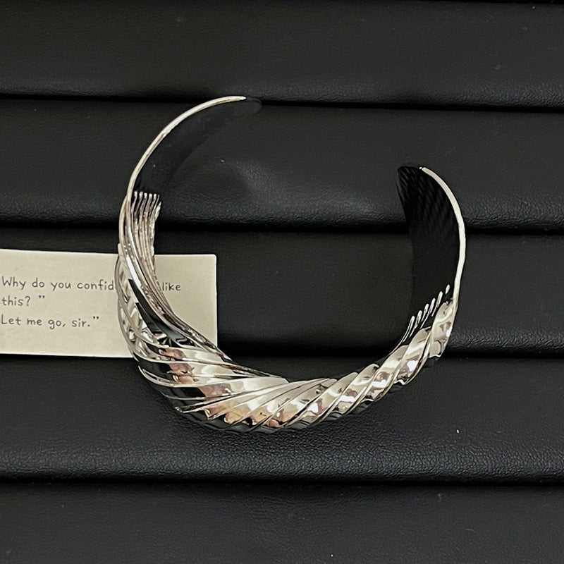 Pulsera abierta irregular con cruce de metal