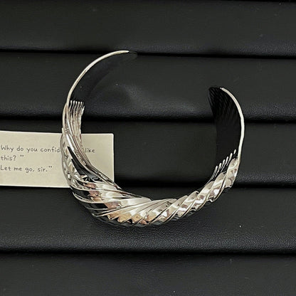 Pulsera abierta irregular con cruce de metal