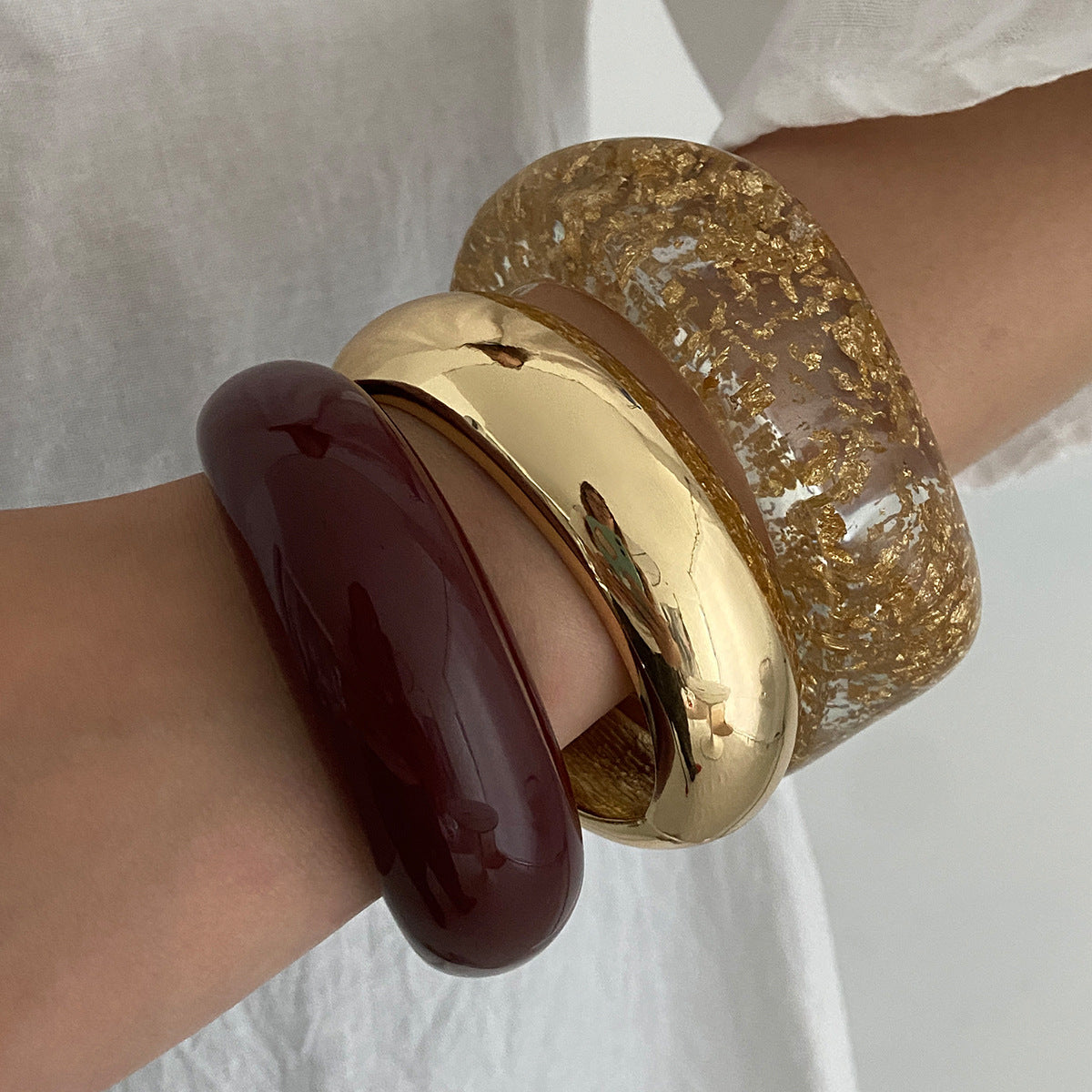 Pulsera lisa ancha de lámina dorada con teñido anudado