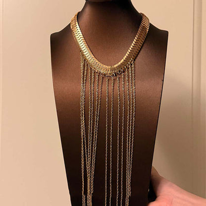 Elegante cadena corporal con borla dorada sexy