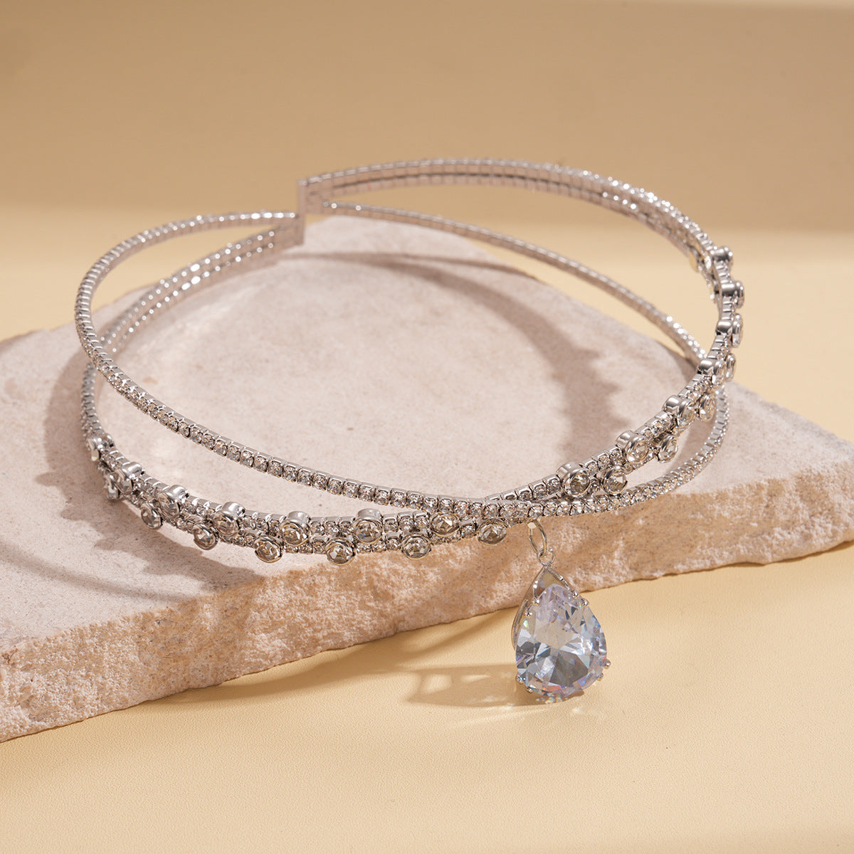 Collar de doble capa con diamantes de imitación de circonita en forma de gota y diseño entrecruzado