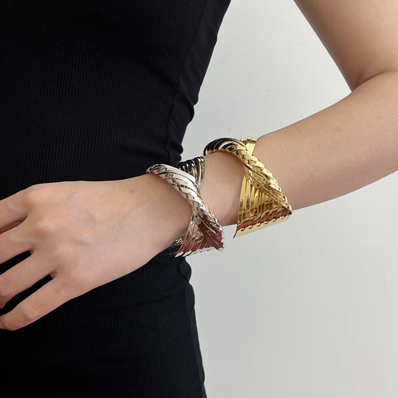 Pulsera abierta irregular con cruce de metal