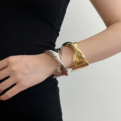 Pulsera abierta irregular con cruce de metal